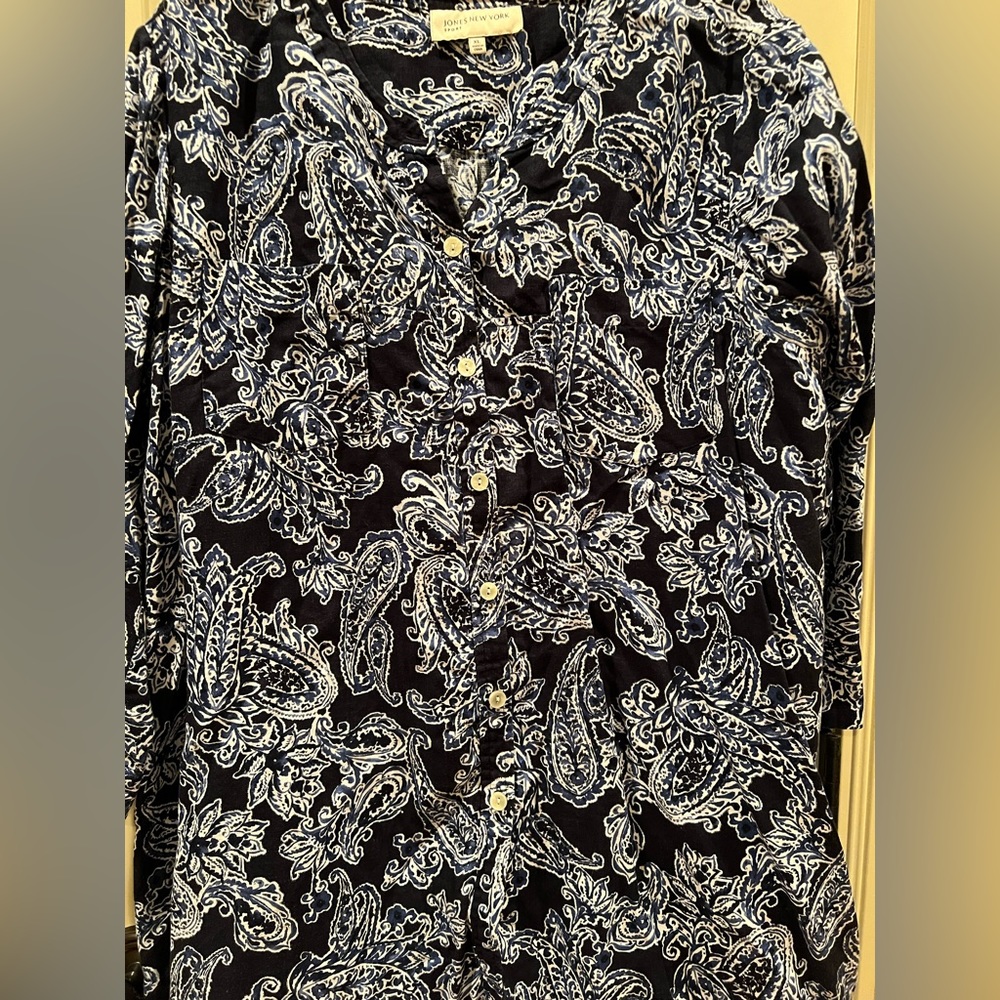 Jones New York size extra large tunic with a navy paisley print